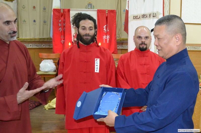 El Maestro muestra la placa a los alumnos